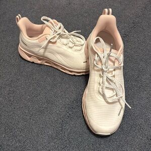All Swift running shoes in light pink/white